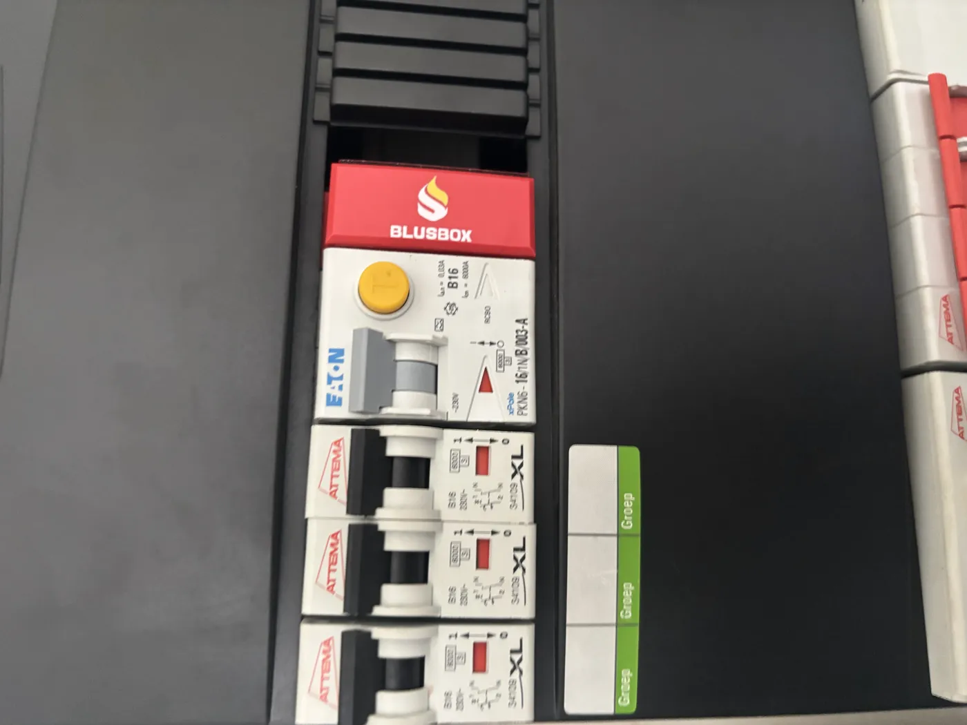 Blusbox-module op de rail, direct boven een Eaton aardlekautomaat