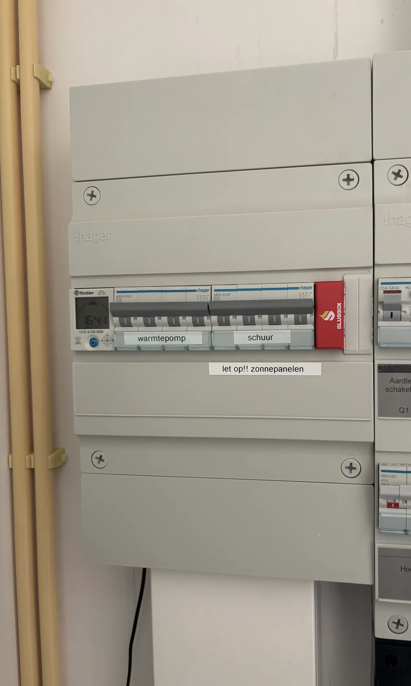 Hager-groepenkast met Blusbox naast de groepen voor warmtepomp en schuur